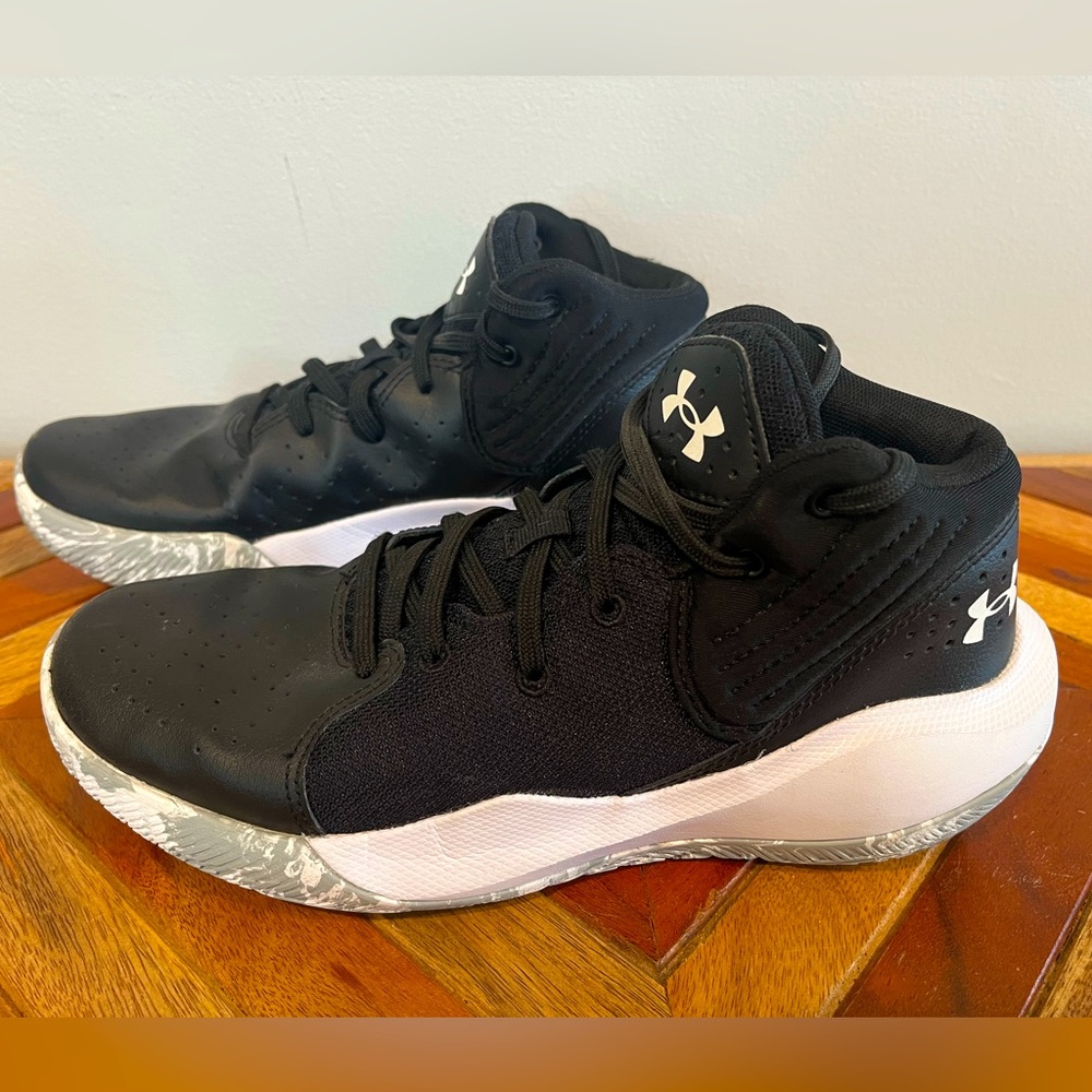 Under Armour Jet-21 basketball shoes, size 7Y